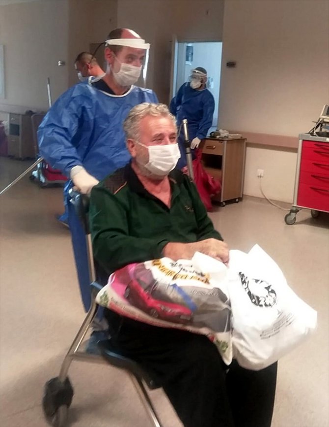 Sivas'ta Kovid-19'u yenen 3 yaşlı hastaneden alkışlarla uğurlandı