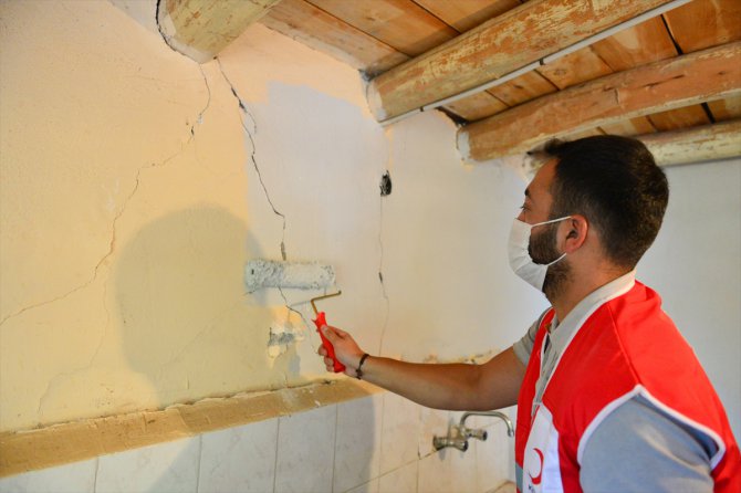 Türk Kızılay gönüllüleri Emine ninenin evini boyayarak güzelleştirdi