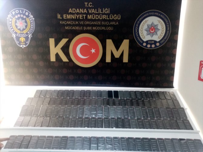 Adana'da aracın gizli bölmesinde 129 kaçak cep telefonu ele geçirildi