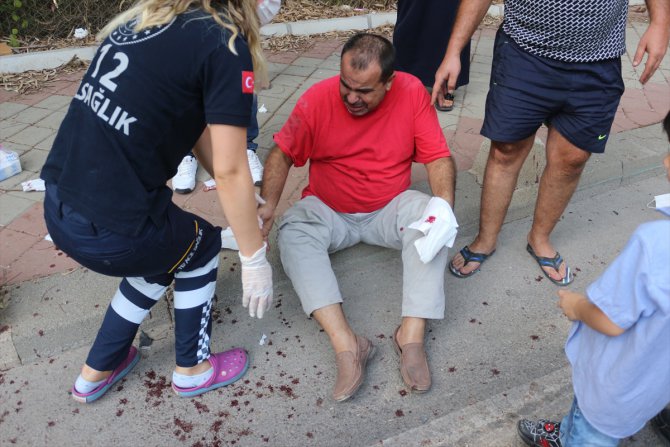 Adana'da otomobille çarpışan motosikletteki sürücü ve oğlu yaralandı