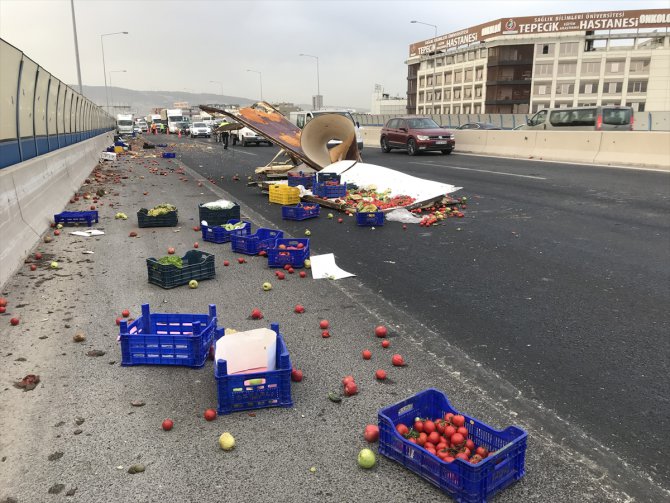 İzmir'de meyve ve sebze yüklü kamyonet kamyona çarptı: 1 yaralı