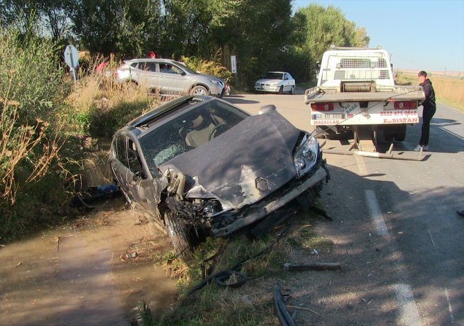 Kahramanmaraş'ta çarpışan 2 otomobil sulama kanalına düştü: 3 yaralı
