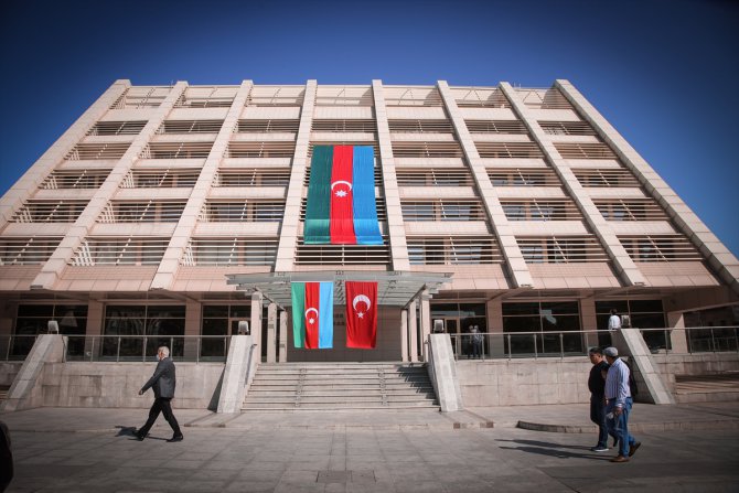 Bakü sokakları Azerbaycan ve Türk bayraklarıyla süslendi