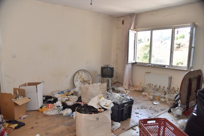 Bilecik'te belediye ekipleri bir kamyon çöp çıkardıkları evi onardı