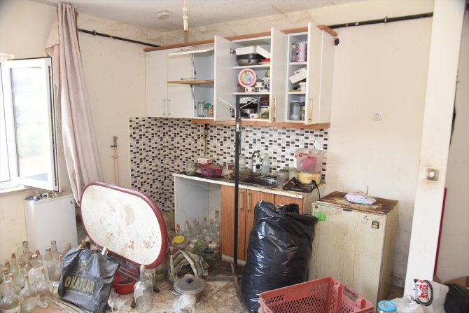 Bilecik'te belediye ekipleri bir kamyon çöp çıkardıkları evi onardı