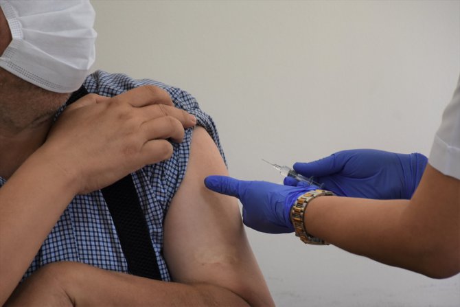 Çin'den getirilen Kovid-19 aşısı Gaziantep Üniversitesinde denenmeye başlandı