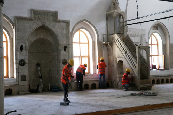 Elazığ'da ecdat yadigarı camilerden depremin izleri siliniyor