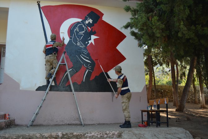 Gaziantep'te öğretmenle Mehmetçik el ele verip Esenler İlkokulunu yeniledi