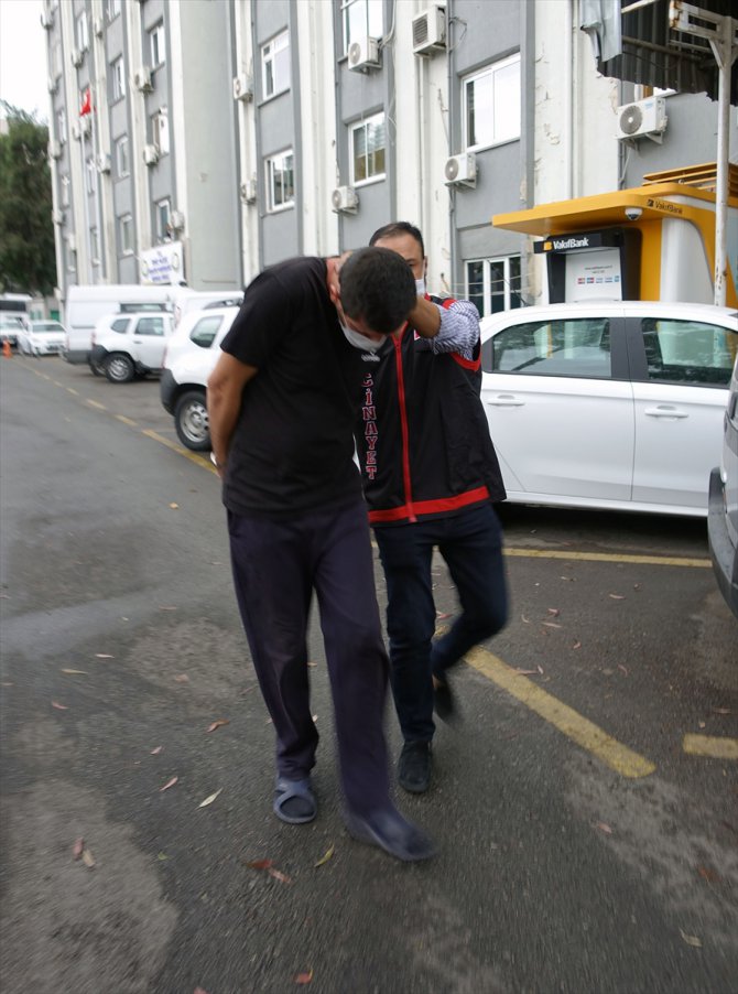 GÜNCELLEME 2 - İzmir'de bir kişi, boşanma davası duruşması öncesinde karısını bıçakla öldürdü