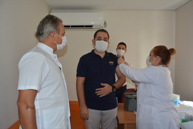 İzmir'de, Çin'den getirilen Kovid-19 aşısı denemelerine başlandı