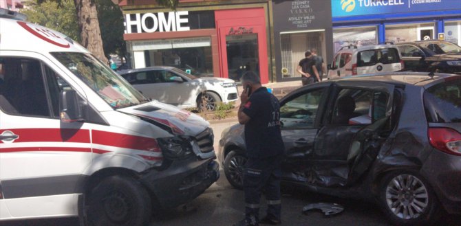 Kahramanmaraş'ta ambulans ile otomobil çarpıştı: 2 yaralı