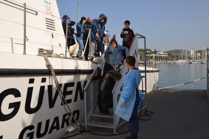 Kuşadası'nda Türk karasularına itilen 13 sığınmacı kurtarıldı