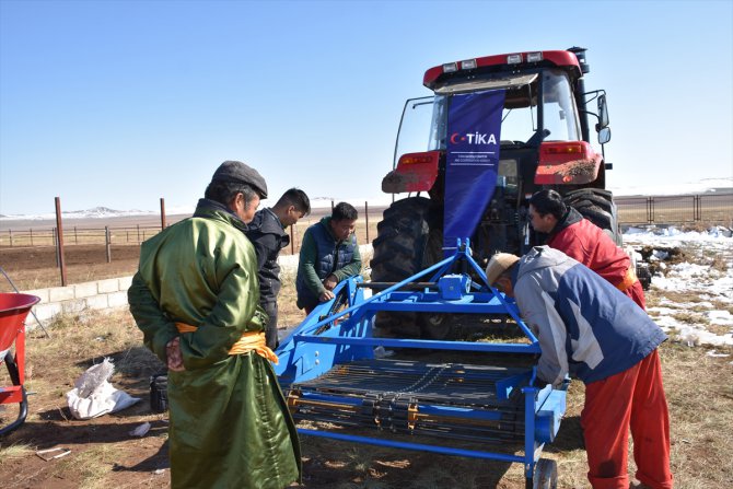 TİKA'dan Moğol çiftçilere tarım ekipmanları desteği