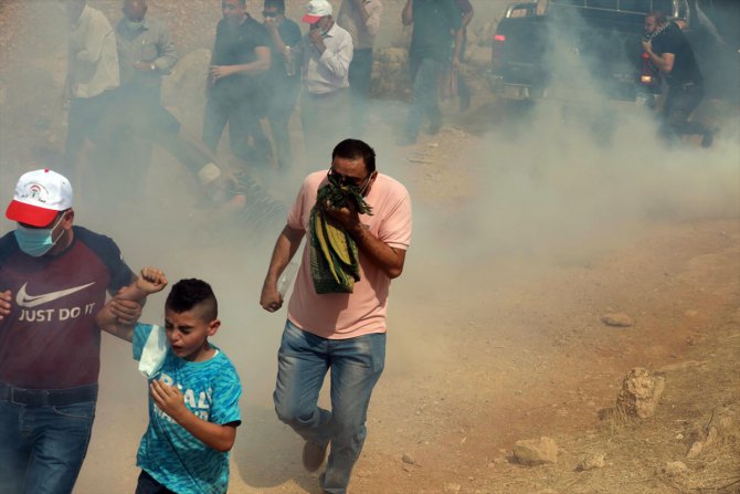 İsrail güçleri Batı Şeria'da namaz kılan Filistinlilere göz yaşartıcı gazla saldırdı