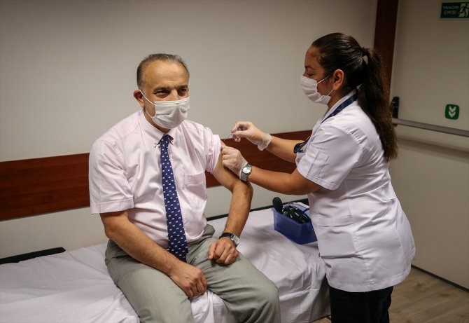 BUÜ'de Çin'den getirilen Kovid-19 aşısının denemeleri devam ediyor