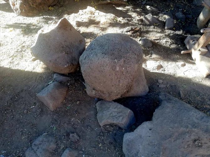 Diyarbakır'da Asur dönemine ait üzeri kabartma yazılı 5 taş ele geçirildi