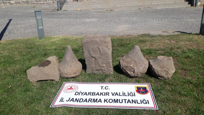 Diyarbakır'da Asur dönemine ait üzeri kabartma yazılı 5 taş ele geçirildi