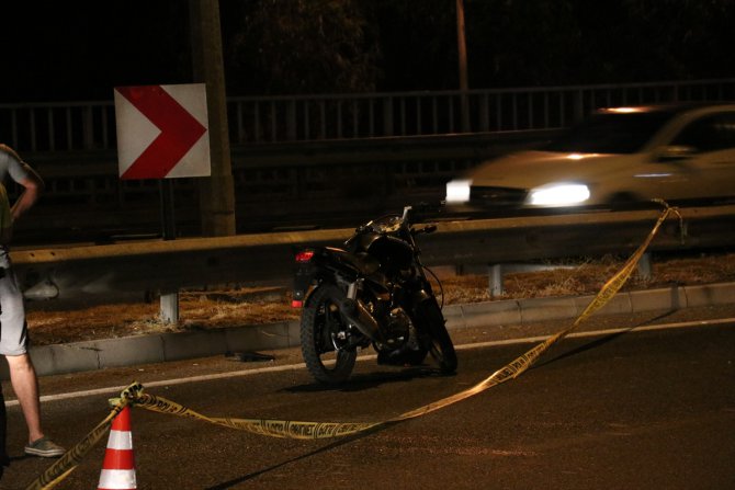 İzmir'de motosiklet bariyerlere çarptı: 1 ölü, 1 yaralı