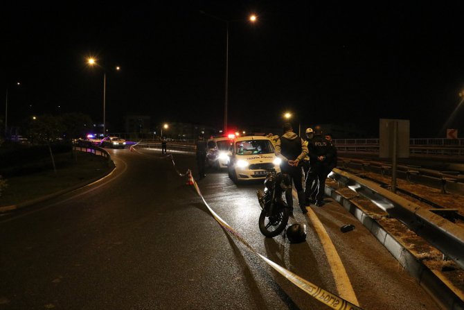 İzmir'de motosiklet bariyerlere çarptı: 1 ölü, 1 yaralı