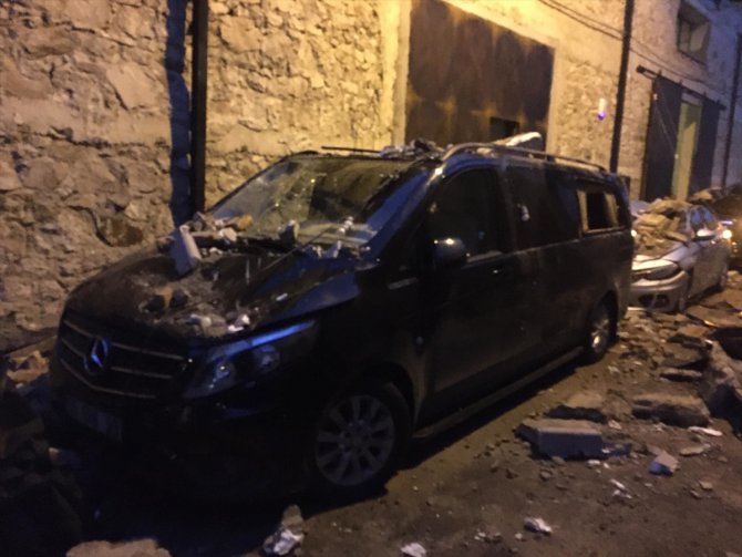 İzmir'de sağanak nedeniyle çöken duvar 5 araçta hasara neden oldu