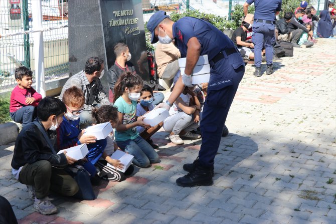 GÜNCELLEME - İzmir'de tekneyle yurt dışına geçmeye çalışan 130 sığınmacı yakalandı
