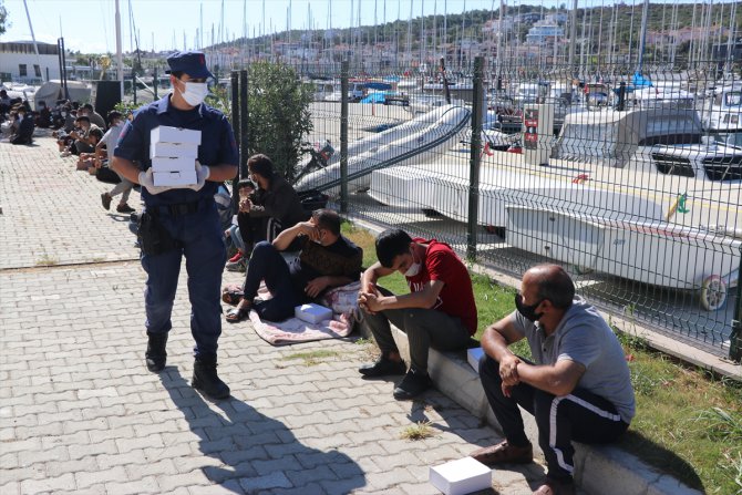GÜNCELLEME - İzmir'de tekneyle yurt dışına geçmeye çalışan 130 sığınmacı yakalandı