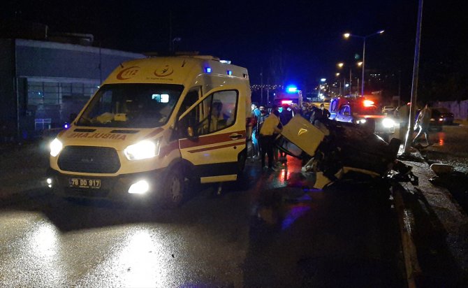 Karabük'te aydınlatma direğine çarparak takla atan otomobildeki 4 kişi yaralandı