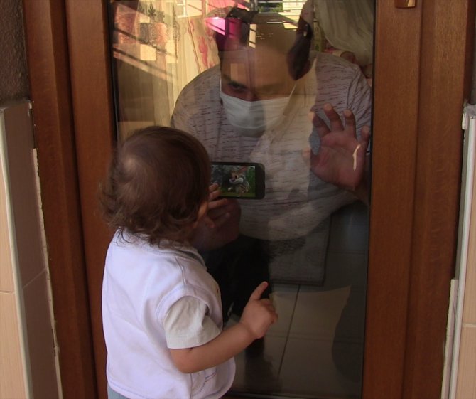 Kovid-19 hastası baba, çocuğuna olan hasretini camın ardından gideriyor