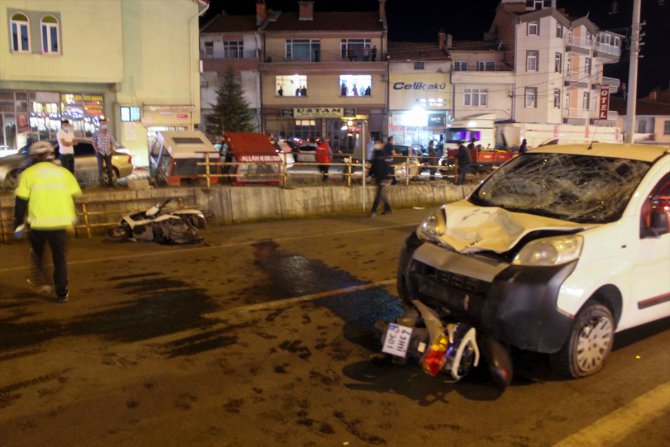 Kütahya'da hafif ticari araç iki motosiklete çarptı: 1 ölü, 2 yaralı
