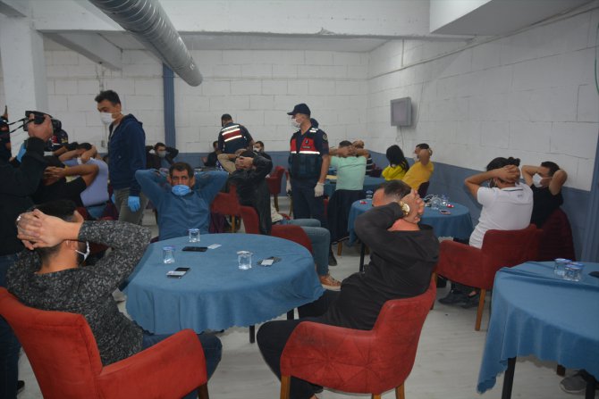 Nevşehir'de dernek binasında kumar oynayan 43 kişi yakalandı