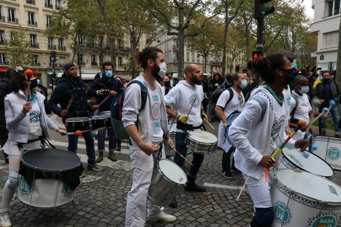 Paris'te Kovid-19 gerekçesiyle kapatılan spor salonlarının açılması için gösteri