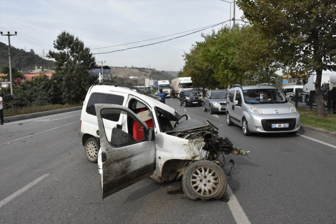 Samsun'da hafif ticari araç ağaca çarptı: 2 yaralı