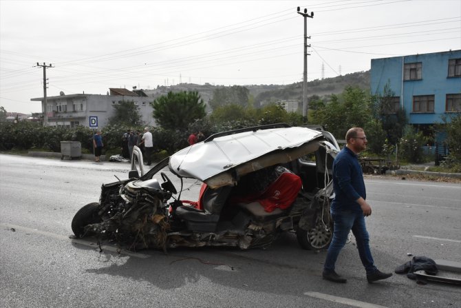 Samsun'da hafif ticari araç ağaca çarptı: 2 yaralı