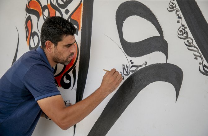 Tunuslu genç hattat Kayravan'da duvarlara ve kubbelere can veriyor