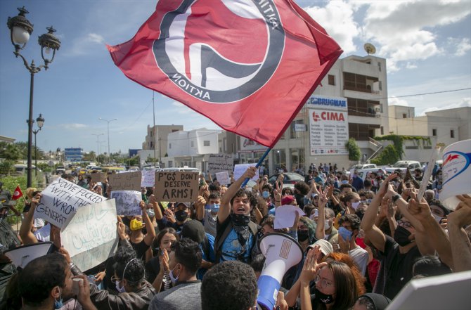Tunus'ta güvenlik güçlerine saldırının cezalandırılmasını öngören tasarı protesto edildi