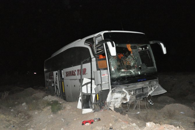 Yozgat'ta yolcu otobüsü devrildi: 10 yaralı