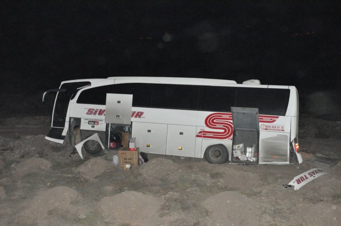 Yozgat'ta yolcu otobüsü devrildi: 10 yaralı