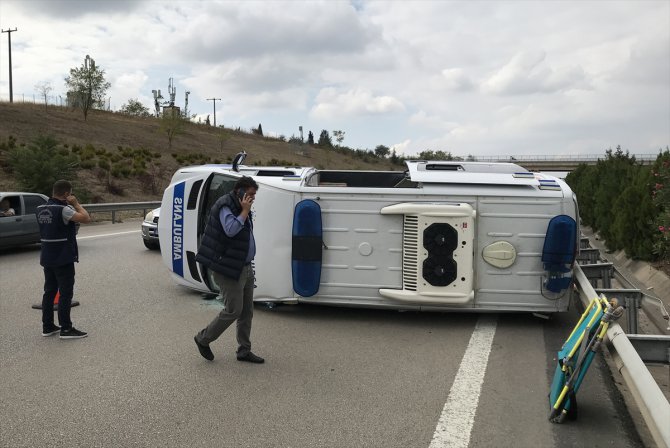Bursa'da otomobilin arkadan çarptığı ambulans devrildi: 5 yaralı