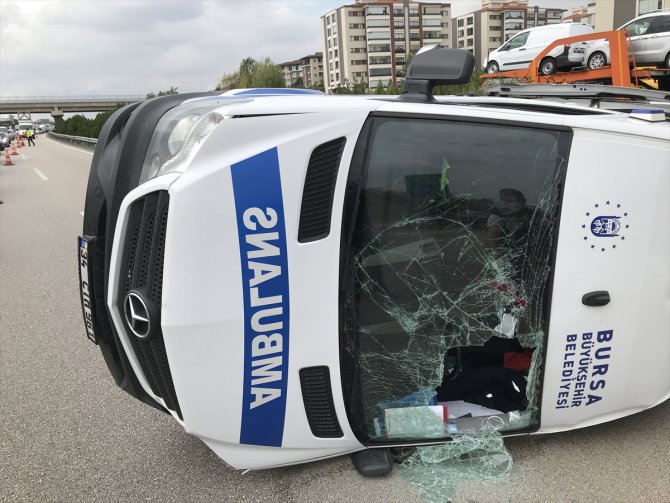 Bursa'da otomobilin arkadan çarptığı ambulans devrildi: 5 yaralı