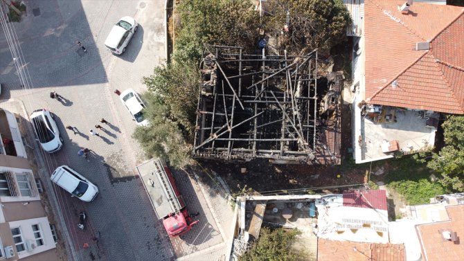 Denizli'de yaklaşık 200 yıllık tarihi konak yangında ağır hasar gördü