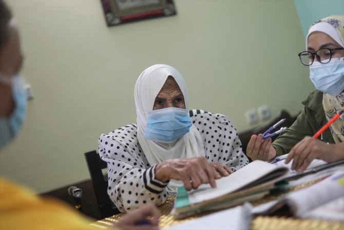 Gazze'de 80 yaşındaki emekli öğretmen salgın döneminde öğrencilere destek için mesleğe geri döndü