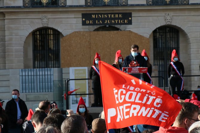 Fransa’da "nesli bozmaya yönelik" biyoetik yasa tasarısı protesto edildi