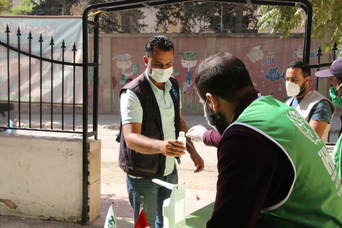 İHH, Afrin'de 10 bin maske ve el dezenfektanı dağıttı