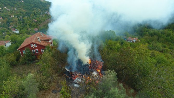 Kastamonu'da yıldırım düşmesi sonucu 2 katlı ev zarar gördü