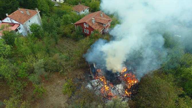 Kastamonu'da yıldırım düşmesi sonucu 2 katlı ev zarar gördü