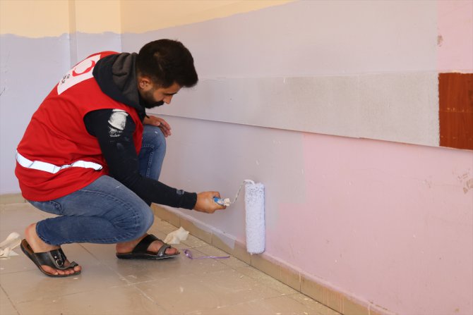 Kızılay gönüllüleri Ağrı'da köy okulunu boyayarak, yüz yüze eğitime hazırladı