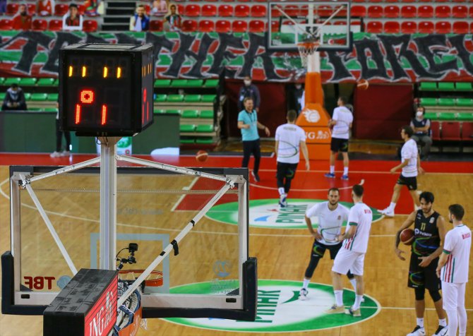 Pınar Karşıyaka-Aliağa Petkimspor basketbol maçına yaşanan skorbord arızası nedeniyle ara verildi
