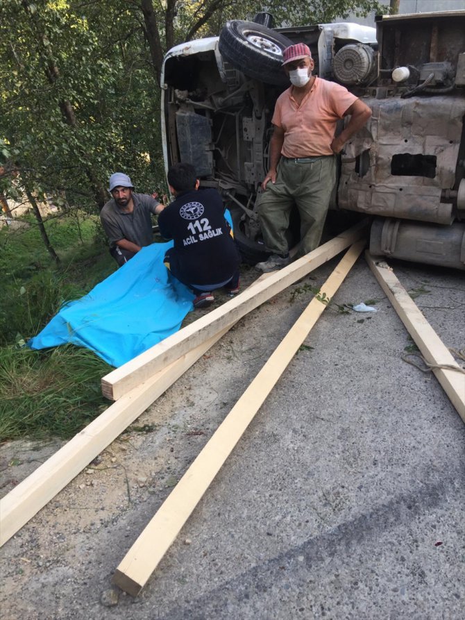Rize'de hafriyat yüklü kamyon devrildi: 1 ölü, 2 yaralı