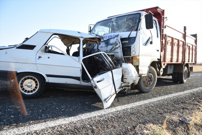 Şanlıurfa'da kamyonetle otomobil çarpıştı: 3 ölü, 1 yaralı