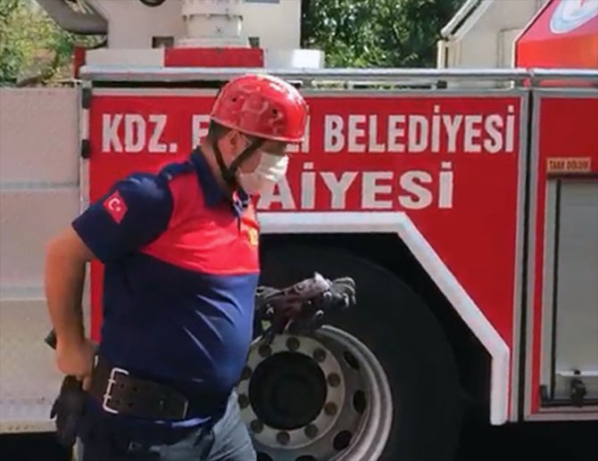 Zonguldak'ta çatıda sıkışan güvercini itfaiye kurtardı